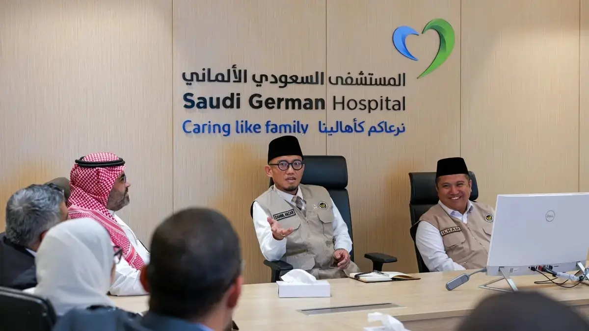 Wakil Menteri Haji dan Umrah (Wamenhaj), Dahnil Anzar Simanjuntak, meninjau kesiapan mitra pelayanan kesehatan haji di Makkah, Arab Saudi, pada Minggu (29/3). (Istimewa)

