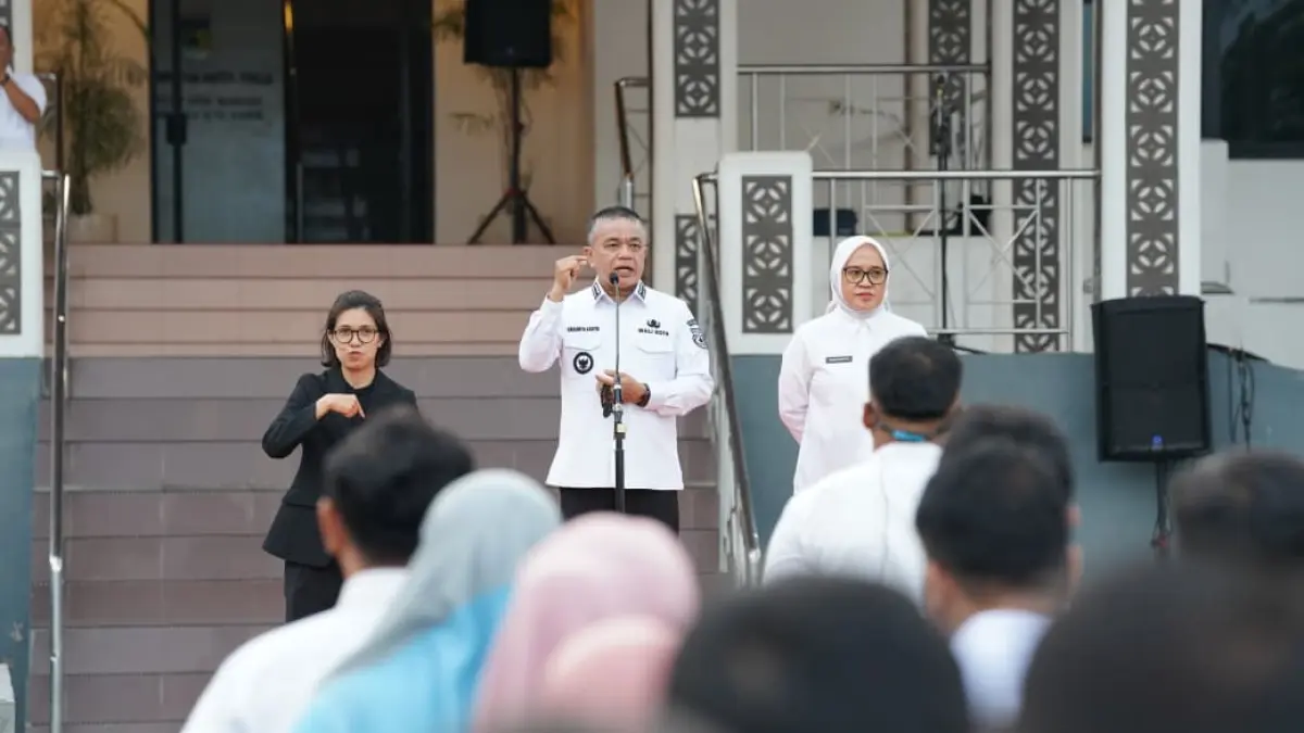 Wali Kota Palu Hadianto Rasyid mengumumkan kebijakan WFA dan WFH bagi ASN saat apel akbar di halaman kantor wali kota. (Humas Pemkot Palu)