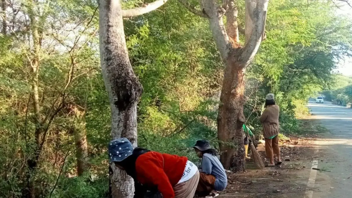Warga Kelurahan Mamboro kerja bakti membersihkan lingkungan sebagai upaya mendukung aturan kebersihan Pemkot Palu. (Istimewa)