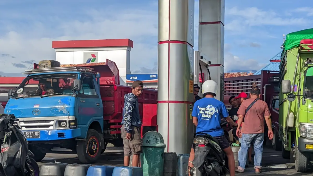 ANTRE BBM: Sejumlah nelayan tradisional mengantre untuk mendapatkan BBM di salah satu SPBU wilayah pesisir Parigi Moutong, Sabtu (11/4/2026).(FOTO: RAHMAT FADHIL/RADAR PALU).