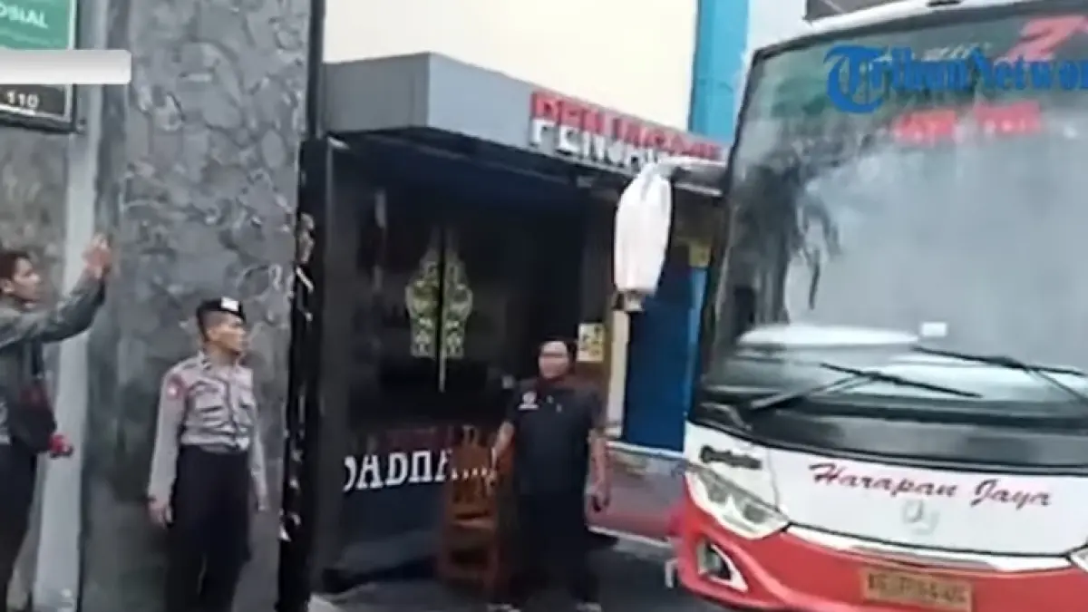 Belasan pejabat Pemkab Tulungagung dibawa ke Jakarta untuk pemeriksaan lanjutan di KPK usai OTT, Sabtu (11/4/2026).(Tangkapan layar youtube)