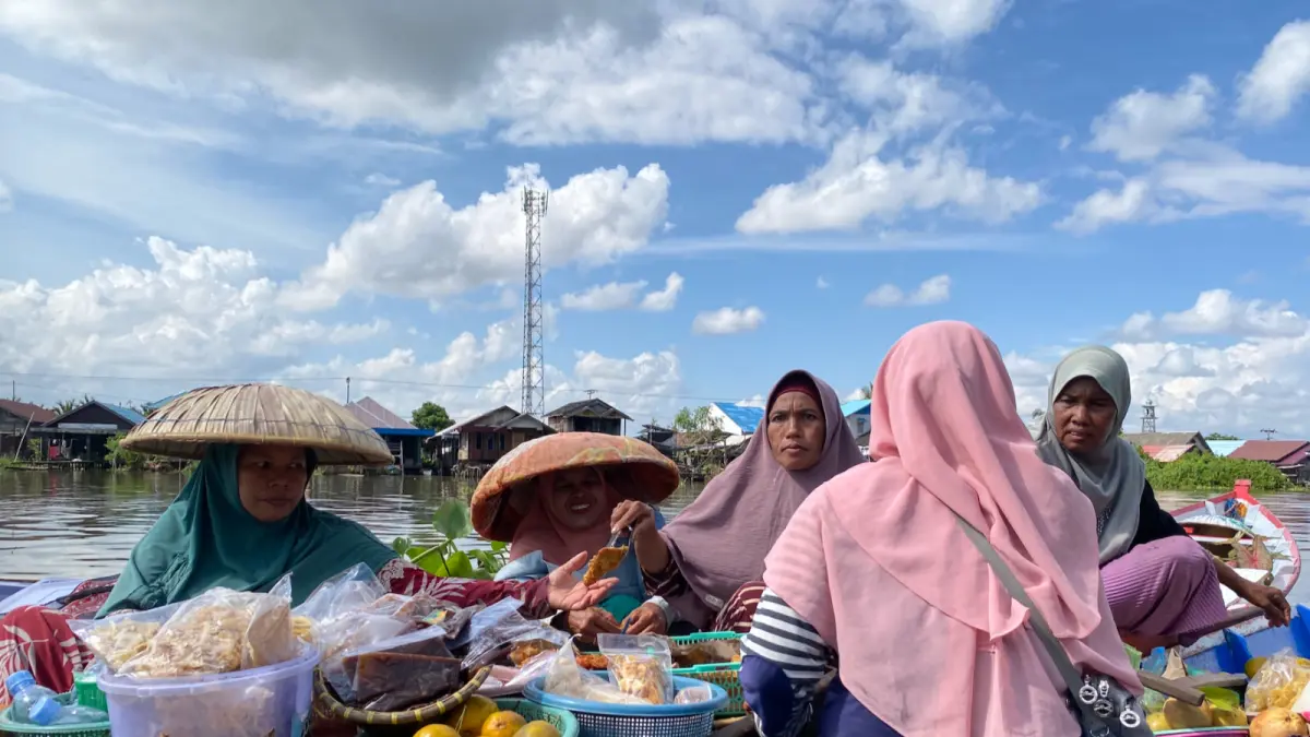 Dok: Dokumentasi observasi lapangan tim riset Universitas Pertamina dalam mengikuti aktivitas harian warga pesisir menggunakan perahu tradisional.