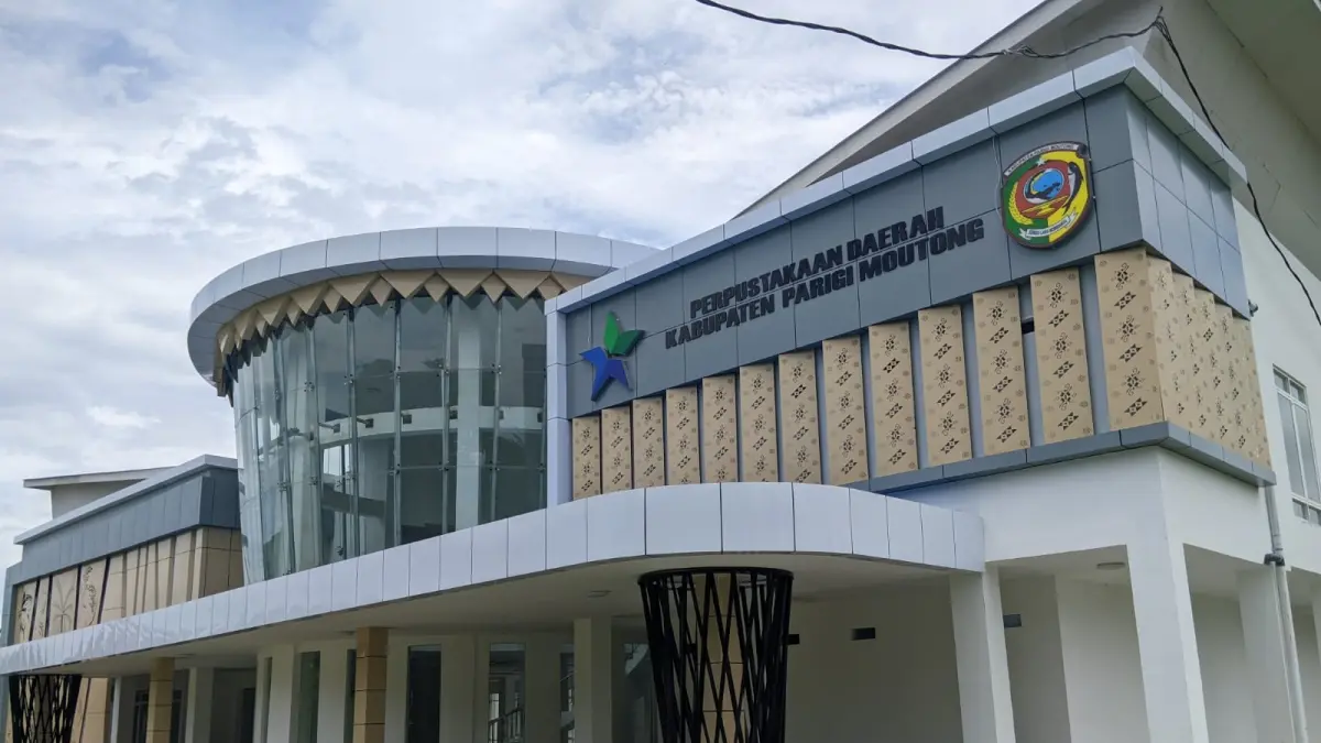 GEDUNG PERPUSTAKAAN: Suasana Gedung Dinas Perpustakaan dan Kearsipan Kabupaten Parigi Moutong yang menjadi sorotan publik, Sabtu (11/4/2026).(FOTO: RAHMAT FADHIL/RADAR PALU).