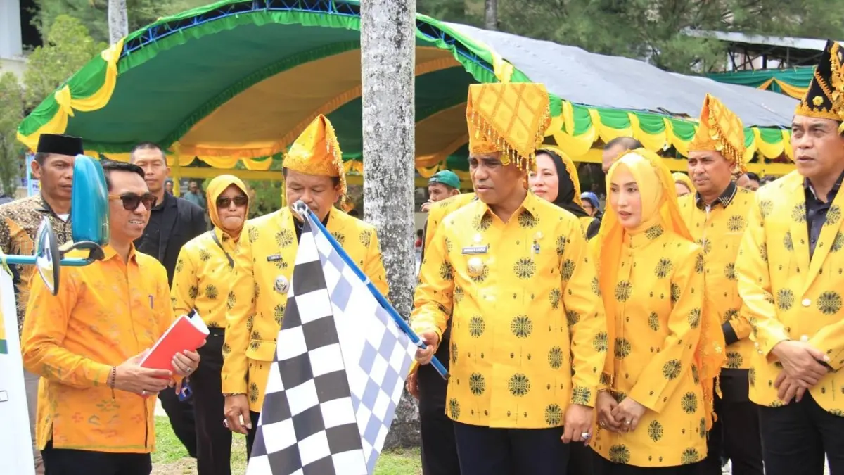 PADATI LOKASI: Warga menyerbu Gerakan Pangan Murah di Alun-Alun Parigi, Jumat (10/4/2026), dalam rangka HUT ke-24 Parigi Moutong. Sejumlah bahan pokok dijual di bawah harga pasar sebagai upaya menekan inflasi dan menjaga daya beli masyarakat.(FOTO: ISTIMEWA/RADAR PALU).
