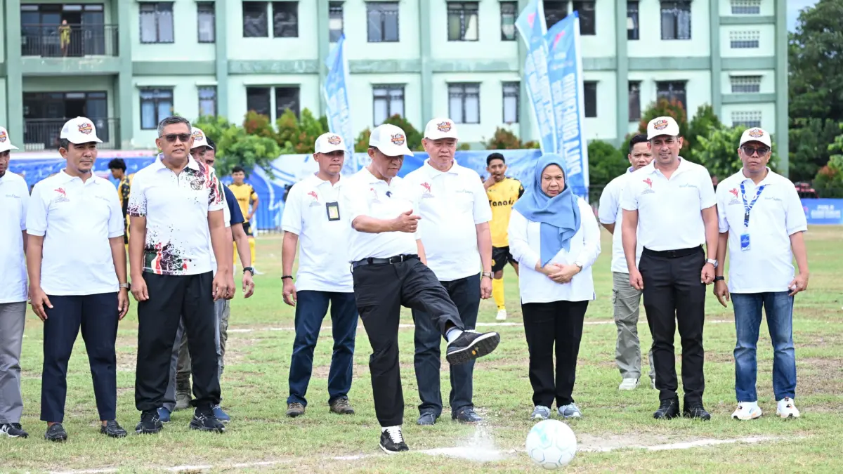 Gubernur Sulteng Anwar Hafid melakukan tendangan pembuka Liga 4 Piala Gubernur 2026 di Lapangan Faqih Rasyid, Palu.(Pemprov Sulteng)