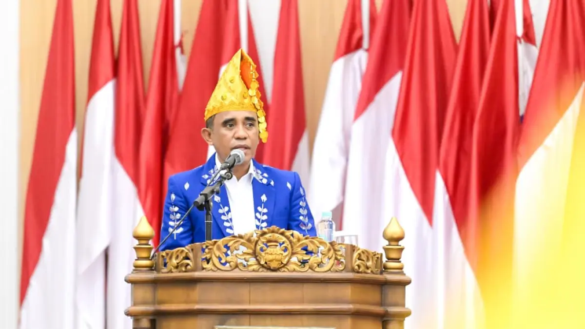 Gubernur Sulteng Anwar Hafid menyampaikan pidato HUT ke-62 Sulteng dalam rapat paripurna DPRD, Jumat (10/4/2026). (Ro. adpim Sulteng)