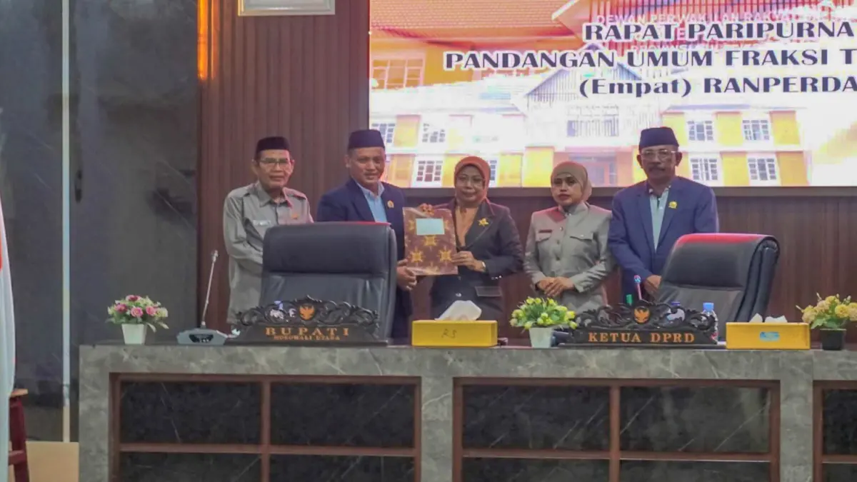 Ketua Fraksi Indonesia Sejahtera DPRD Morowali Utara, Arman Purnama Marunduh, menyerahkan pandangan umum kepada Ketua DPRD Warda Dg Mamala dalam rapat paripurna, Jumat (10/4/2026). (FOTO: ILHAM NUSI/RADAR PALU)

&nbsp;