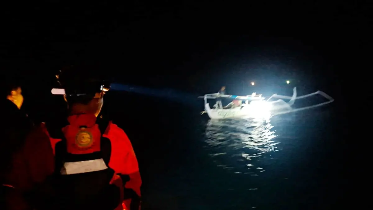 Nelayan mati mesin di perairan Pulau Lutungan, Kabupaten Tolitoli, berhasil ditemukan dalam kondisi selamat oleh Tim SAR Gabungan, Jumat malam (10/4/2026).(DOK KANTOR SAR PALU)