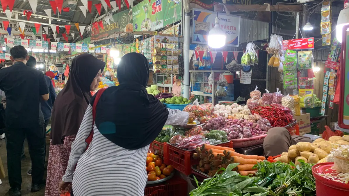 Pedagang cabai di pasar tradisional Palu melayani pembeli. (DOK. Rina Halik/Radar Palu)