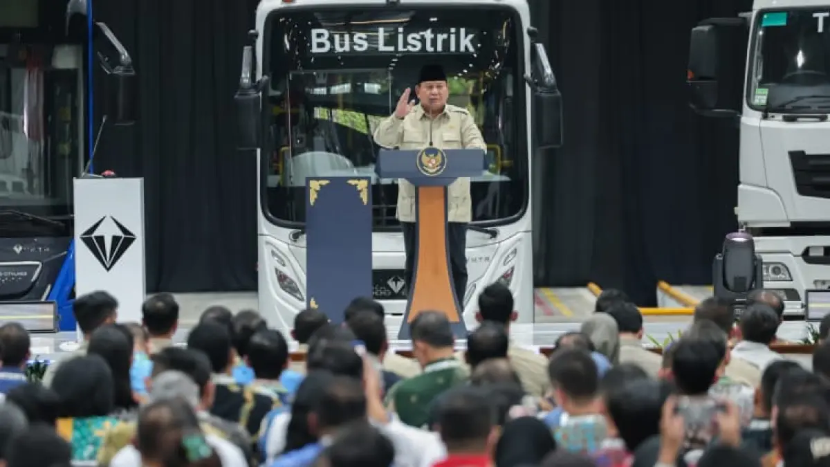 Presiden Prabowo Subianto saat meresmikan pabrik bus listrik VKTR di Magelang, Kamis (9/4), mendorong pemda ikut membeli produk dalam negeri.(Humas Jateng)