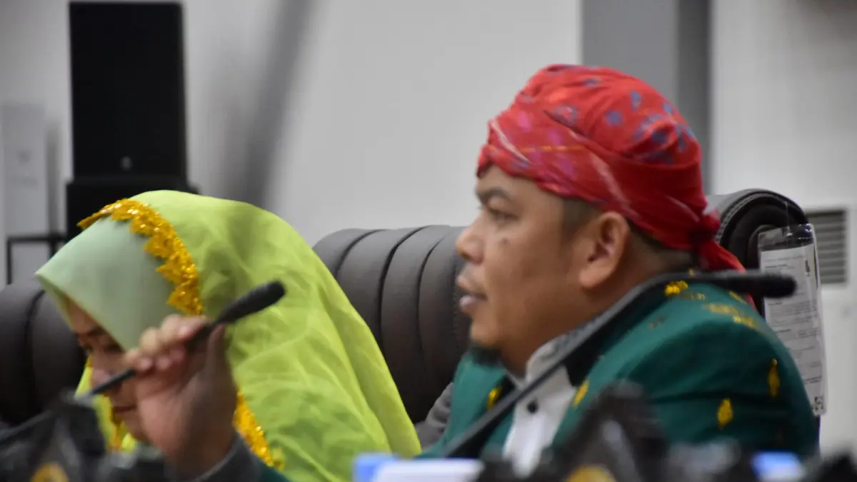 Suasana rapat DPRD Sulawesi Tengah, anggota dewan menyampaikan pandangan terkait kebijakan pencabutan IUP dan pengawasan sektor pertambangan.