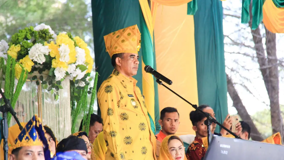 UPACARA: Gubernur Sulteng, Anwar Hafid, memimpin upacara peringatan HUT ke-24 Kabupaten Parigi Moutong di Lapangan Kantor Bupati, Jumat (10/4/2026).(FOTO: ISTIMEWA/RADAR PALU).