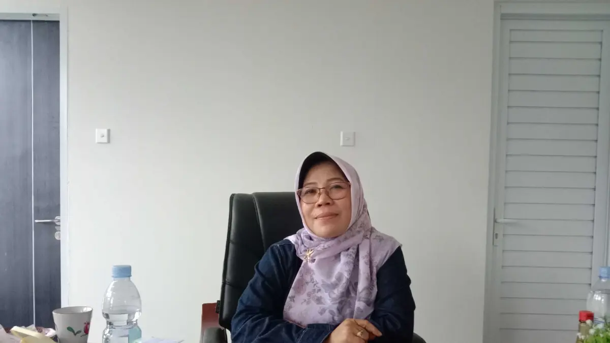 Wakil Dekan III Bidang Kemahasiswaan dan Alumni FISIP Untad, Rismawati pastikan aktivitas perkuliahan daring di FISIP Untad tetap berjalan selama penerapan WFH di lingkungan kampus. (Ade Safitri/Radar Palu)