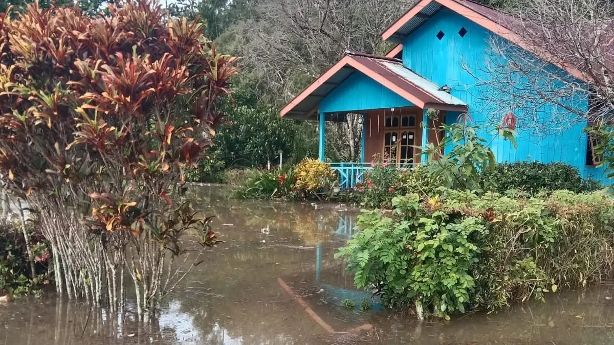 Banjir merendam rumah warga di Desa Saojo, Kecamatan Pamona Utara, Kabupaten Poso, Sulawesi Tengah, Minggu (12/4/2026) dini hari.(DOK BPBD SULTENG)