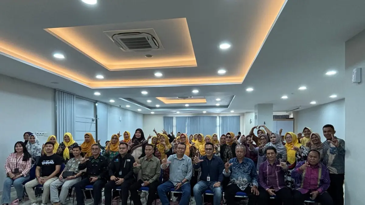 BERSAMA: Usai mengikuti sosialisasi literasi keuangan, seluruh peserta sosialisasi dan jajaran OJK Sulteng, BI, BRI, melakukan foto bersama.(FOTO: ISTIMEWA/RADAR PALU).