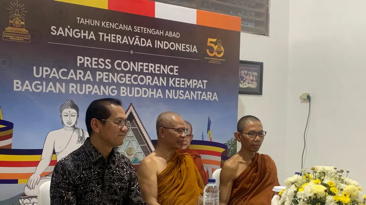 Dirjen Bimas Buddha Kemenag RI, Supriyadi (kiri) Bhante Dhammasubho (Tengah) bersama panitia Bhante Candakaro Mahathera saat konferensi pers pengecoran bagian keempat Rupang Buddha Nusantara di Vihara Karuna Dipa, Palu, Minggu (12/4/2026).