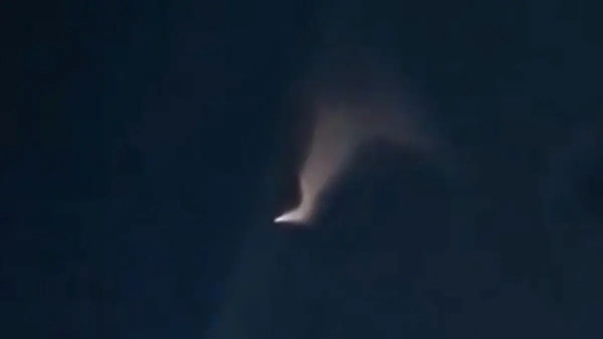 Fenomena cahaya aneh yang terlihat di langit sejumlah wilayah Indonesia pada malam 11 April 2026.(Twitter/@infogempadunia)