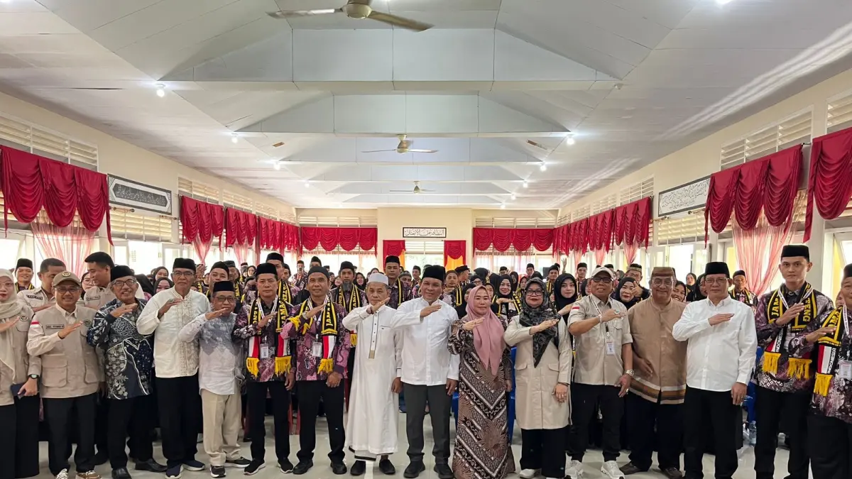 FOTO BERSAMA: Kakanwil Kemenhaj Sulteng H. Muchlis, bersama Kloter 09 yang dibina PT Babussalam Palu, berkesempatan foto bersama.(FOTO: ISTIMEWA/RADAR PALU).