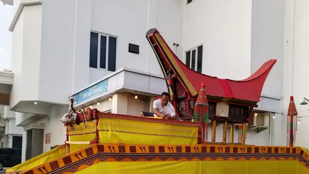 IKUT KARNAVAL: Tampak persiapan Karnaval Budaya oleh warga PMTI Sulteng di Kota palu, dalam rangka memeriahkan HUT Provinsi Sulawesi Tengah ke-62.(FOTO: ISTIMEWA/RADAR PALU).