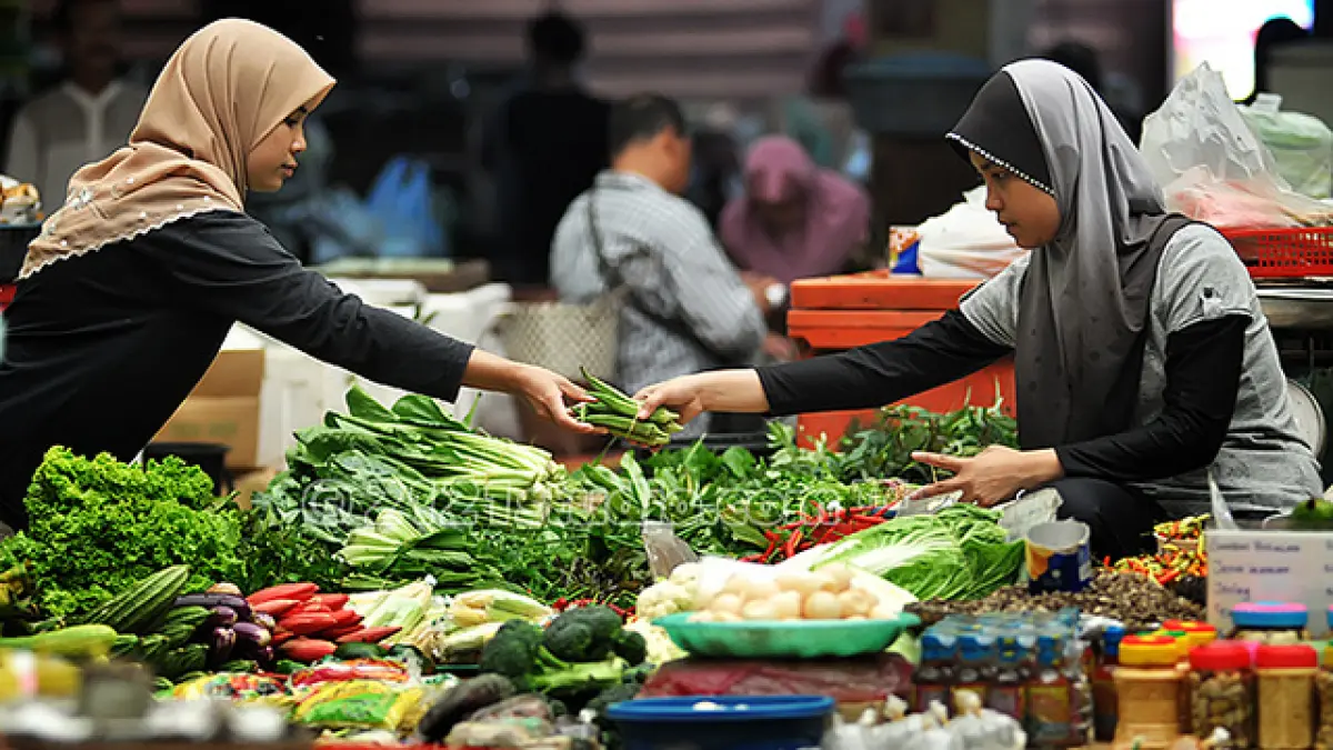 JUAL BELI: Aktifitas jual beli masyarakat di Pasar. FOTO: DOK.2121STUDIO.COM