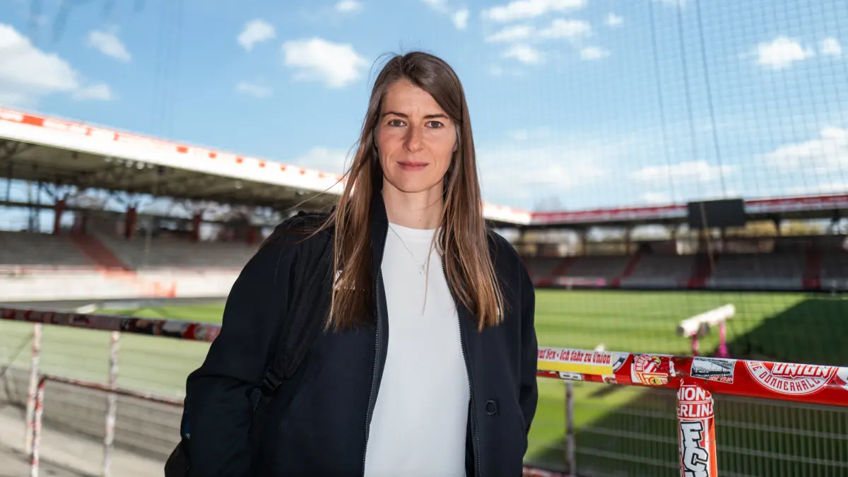 Marie-Louise Eta sebagai pelatih interim untuk menangani tim utama pria Union Berlin hingga akhir musim.(Twitter/@FCunion)