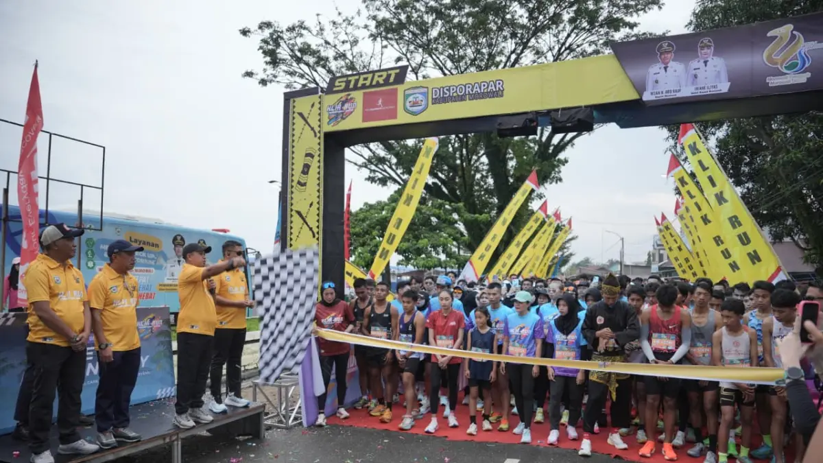 MELEPAS: Bupati Morowali, Iksan Rauf, secara resmi melepas peserta Klik Run yang diselenggarakan oleh Dinas Pariwisata, Kebudayaan, Pemuda dan Olahraga Kabupaten Morowali.(FOTO: SUPRIYONO/RADAR PALU).