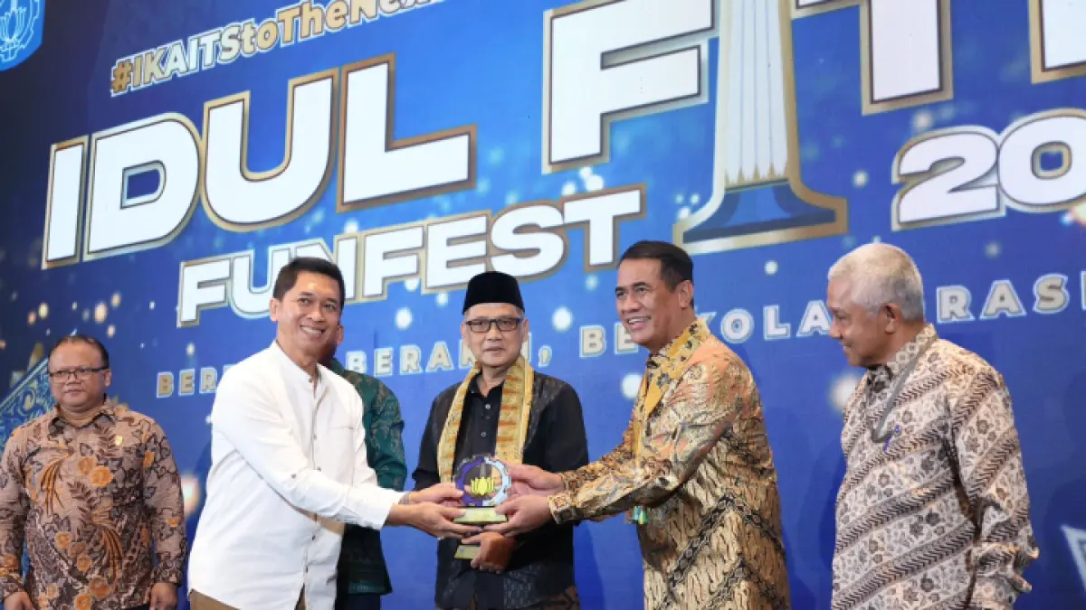 Mentan Amran Sulaiman saat menghadiri acara IKA ITS di Jakarta dan menyoroti capaian stok beras nasional serta peran kampus.