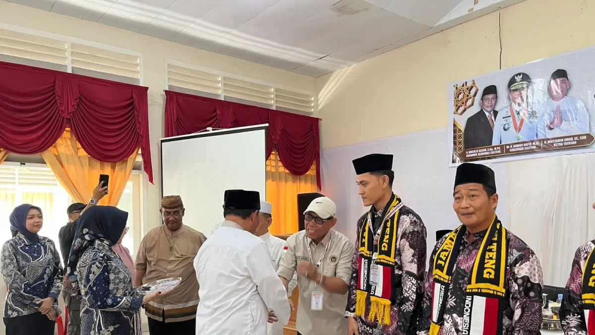 SELAMAT: Kakanwil Kemenhaj Sulteng, H. Muchlis memberikan ucapan selamat kepada pimpinan KBIHU PT Menara Babussalam, H. Mustamin Umar, usai menutup kegiatan manasik haji, musim haji tahun 2026, di Asrama Haji Transit Palu, Minggu (12/4/2026).(FOTO: ISTIMEWA/RADAR PALU).