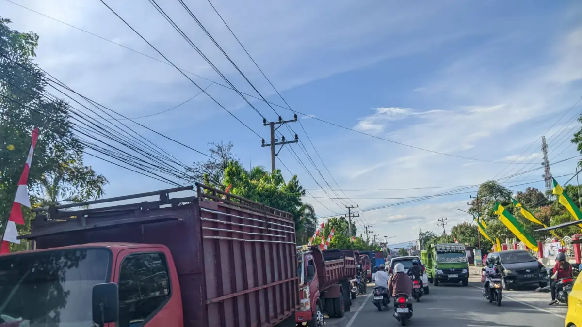 PADAT : &nbsp;Suasana antrean truk angkutan barang yang memadati badan jalan di wilayah Kabupaten Parigi Moutong, Sabtu 11 April 2026.(FOTO: RAHMAT FADHIL/RADAR PALU).
