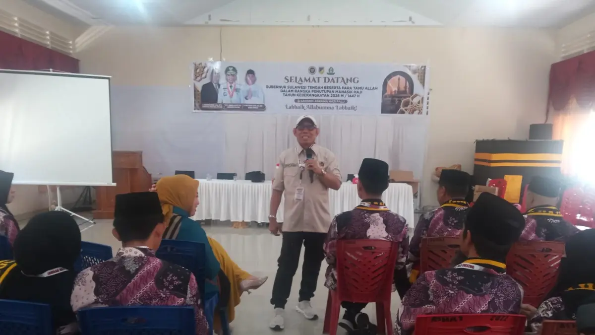 SAAT MEMBIMBING: Tampak pimpinan KBIHU PT Menara Babussalam H. Mustamin Umar sedang memberikan arahannya kepada para jamaah calon haji, musim haji tahun 2026, di Asrama Haji Palu, Minggu (12/4/2026).(FOTO: ISTIMEWA/RADAR PALU).&nbsp;