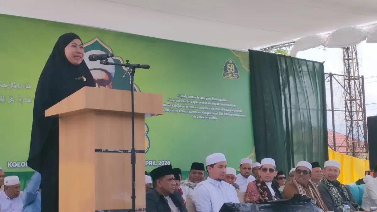 SAMBUTAN: Warda Dg Mamala menyampaikan sambutan pembukaan Haul ke-58 Guru Tua Habib Idrus bin Salim Al-Jufri di Kolonodale, Minggu (12/4/2026). (FOTO: ILHAM NUSI/RADAR PALU).