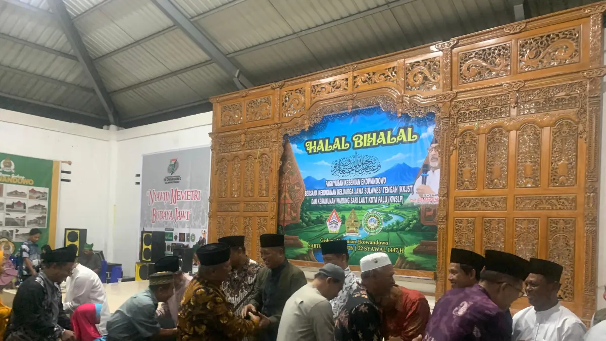 Suasana halal bihalal warga Jawa di Gedung Kesenian Eko Wandowo Palu, mempererat silaturahmi pasca Idulfitri 1447 Hijriah. (Andika Nur Hikmah/Radar Palu)