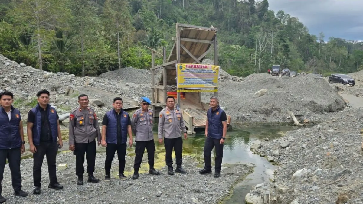 Petugas kepolisian saat berada di lokasi pertambangan emas tanpa izin (PETI) di Kabupaten Parigi Moutong, Sabtu (11/4/2026). Dalam operasi penertiban tersebut, aparat melakukan pemasangan garis polisi, pemusnahan fasilitas tambang, serta pengamanan sejumlah peralatan yang diduga digunakan untuk aktivitas ilegal.