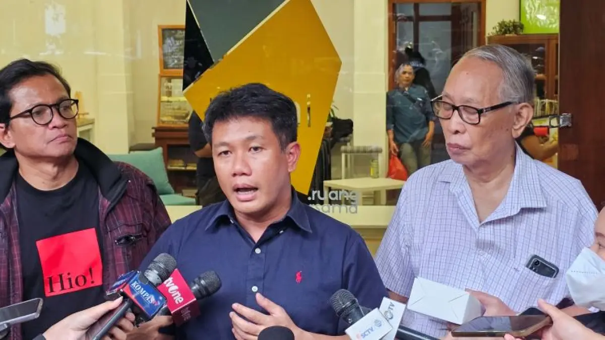 Anggota Komisi X DPR RI Bonnie Triyana memaparkan simulasi gaji guru Rp5 juta per bulan dalam rapat di Senayan. (Muhammad Ridwan/Jawa Pos)