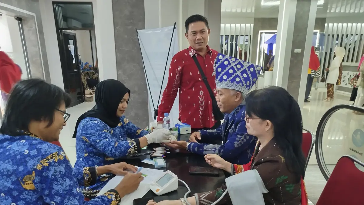 ASN mengikuti layanan cek darah gratis di lobi Kantor Gubernur Sulawesi Tengah usai upacara HUT provinsi.(Moh Awaluddin/Radar Palu)