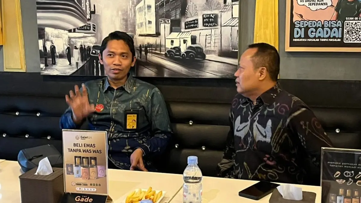 Deputi Bisnis Pegadaian Area Palu, Putera Aspin Rahmatullah, dan Direktur Radar Palu, Murthalib, bahas sinergi publikasi di The Gade Coffee & Gold, Senin (13/4/2026).(Taswin/Radar Palu)