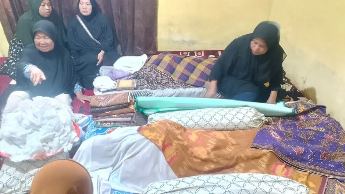 DUKA MENDALAM: Suasana rumah duka di Desa Bugis, Sabtu (11/4/2026), dipadati warga yang datang melayat pasangan suami istri Muhammadong Hi. Baginda Kaseng dan Hayati.(FOTO: RAHMAT FADHIL/RADAR PALU).