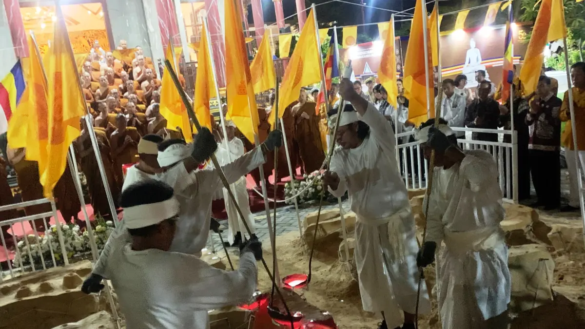 PENGECORAN SAKRAL: Prosesi pengecoran pada cetakan tahap keempat rupang buddha di depan halaman Vihara Karuna Dipa Kota Palu pada Minggu (12/04/2026). Tampak 12 cetakan yang akan menjadi bagian dari rupang Buddha yang nantinya di satukan di Ibu Kota Nusantara (IKN). (Foto: ANDIKA NUR HIKMAH/ RADAR PALU)