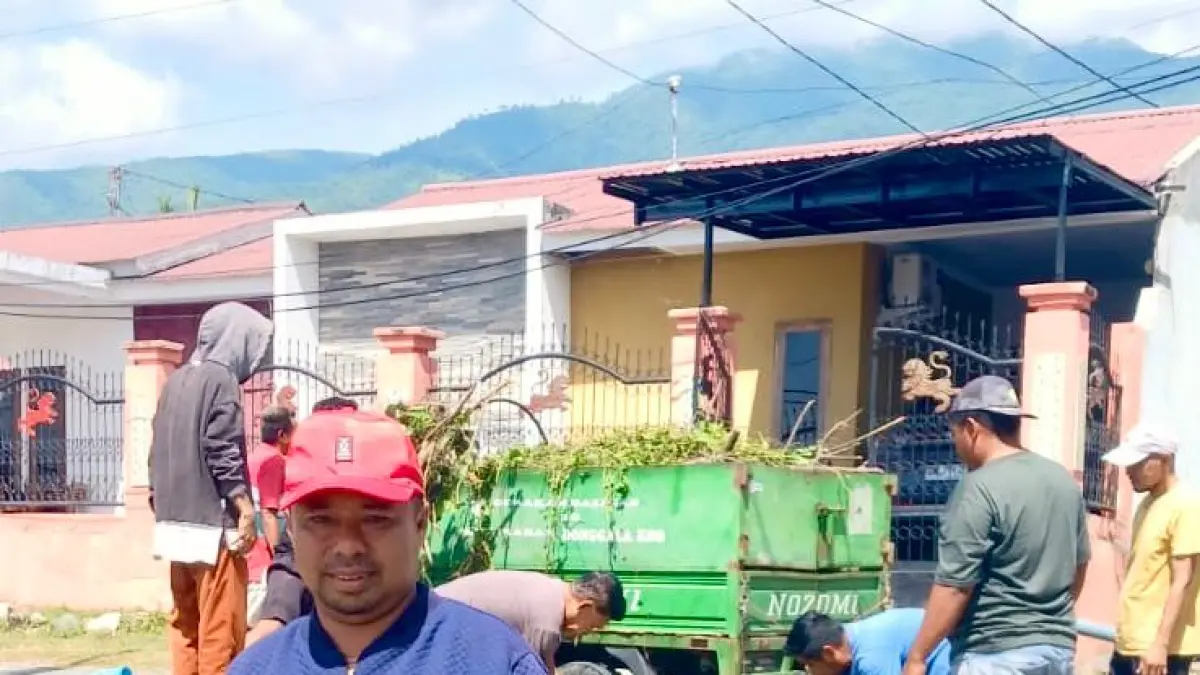 GIAT BAKTI: Lurah Donggala Kodi, Idris (kiri) saat memimpin keberlangsungan kegiatan kerja bakti yang diinisiasi oleh RW/ RT setempat.(Foto: Istimewa)