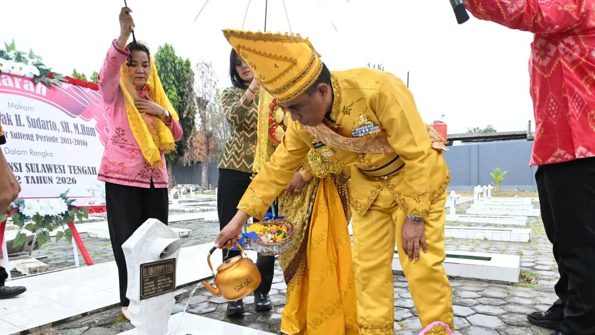 Gubernur Sulteng Anwar Hafid berziarah ke makam mantan wakil gubernur di TMP Tatura Palu usai HUT ke-62 Sulteng.(Ro. Adpim Sulteng)