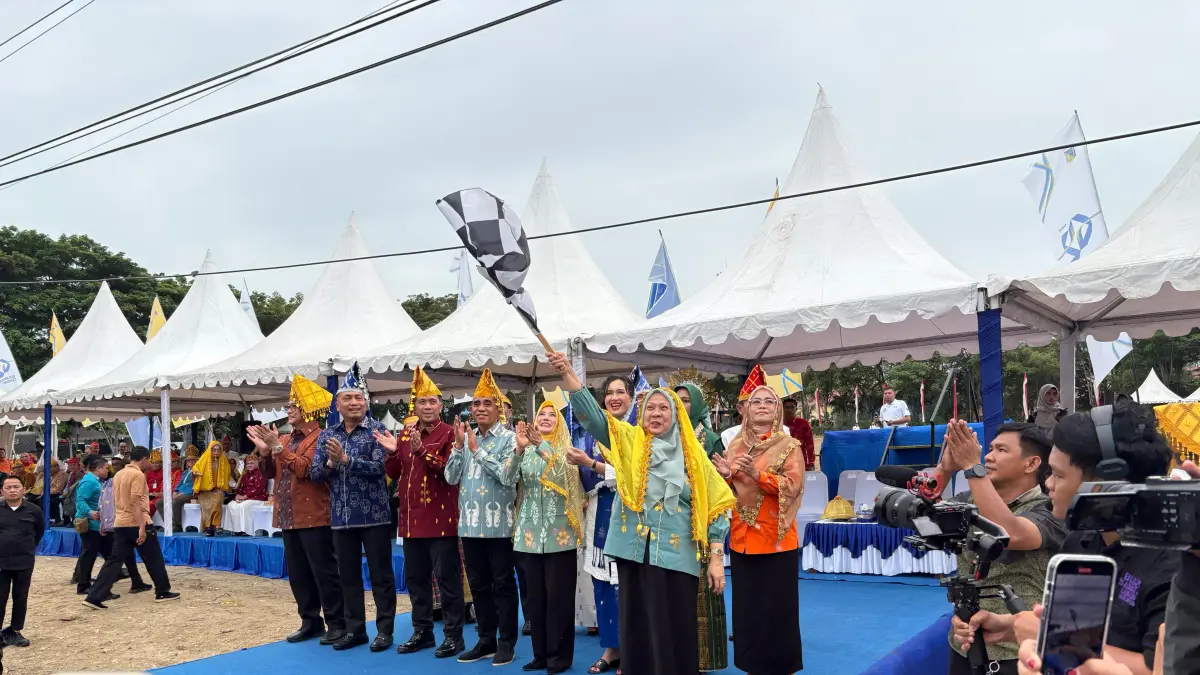 Gubernur Sulteng Anwar Hafid melepas karnaval budaya HUT ke-62 di Palu yang dipadati ribuan warga.(Ro. Adpim Sulteng)