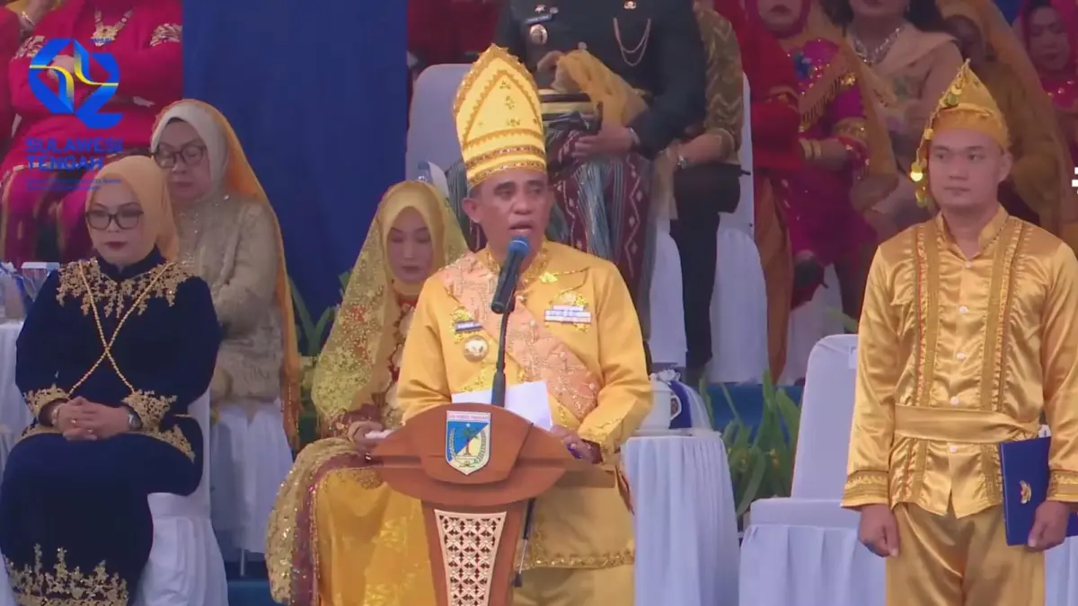 Gubernur Sulteng Anwar Hafid memimpin upacara HUT ke-62 dengan pakaian adat kuning di Palu. (Awal/Radar Palu)