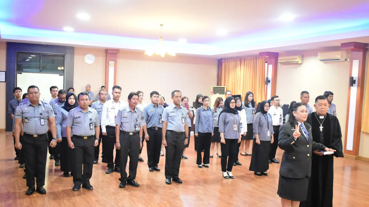 Kepala Kanwil Kemenkum Sulteng Rakhmat Renaldy melantik pejabat fungsional di Aula Garuda, Palu, Senin (13/4/2026).(Humas Kemenkum Sulteng)
