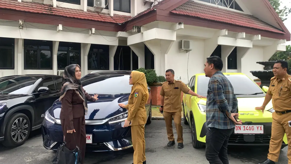 RAMAH LINGKUNGAN : Branch Manager BYD Haka Palu, Deswanthy Sari memperkenalkan langsung produk BYD kepada Sekda Kota Palu pada Senin (13/4/2026).(RINA ABD HALIK)