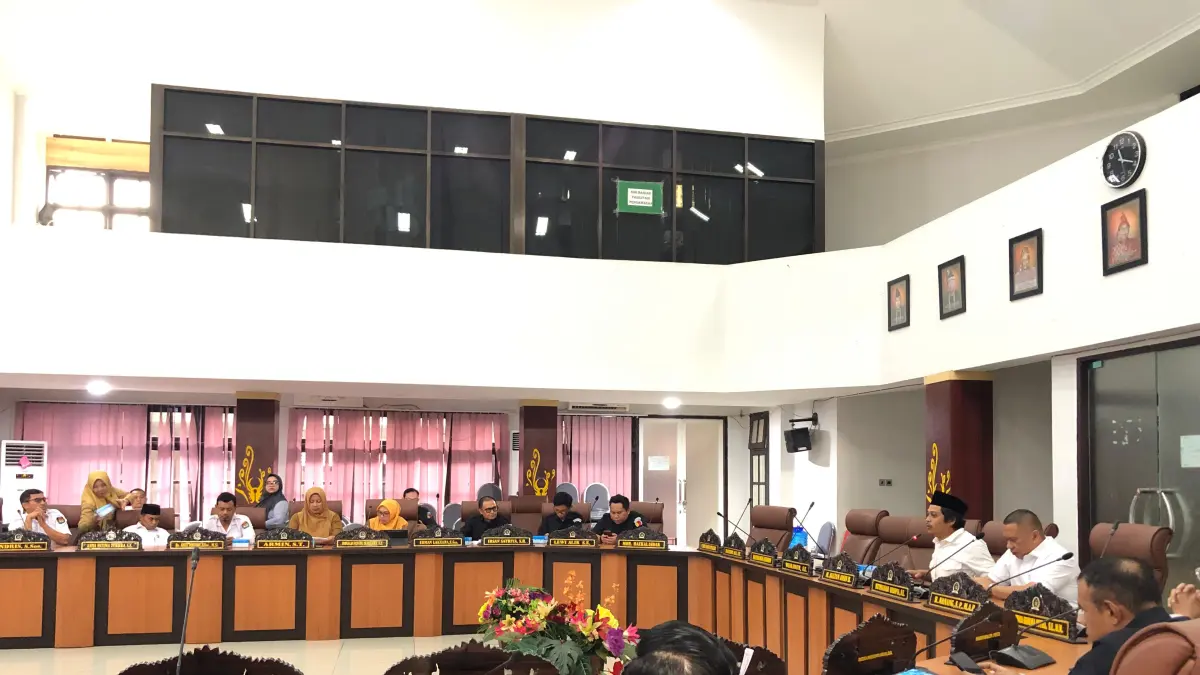 Rapat Komisi A DPRD Palu bahas dapil dan kursi Pemilu 2029 di Kantor DPRD, Senin (13/4/2026).(Annisa Wibdy/Radar Palu)