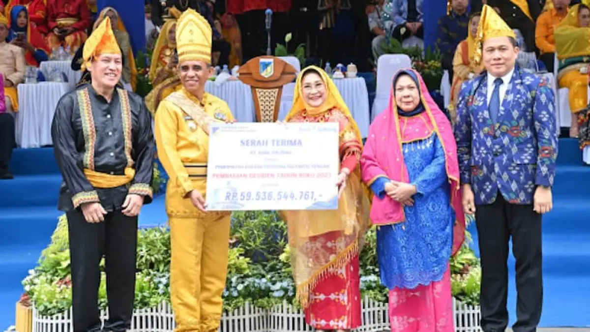 SIMBOLIS: Direktur Utama Bank Sulteng, Hj. Ramiyatie menyerahkan secara simbolis dividen sebesar Rp59,5 miliar kepada Gubernur Sulteng, Anwar Hafid sebagai tambahan PAD Sulawesi Tengah.