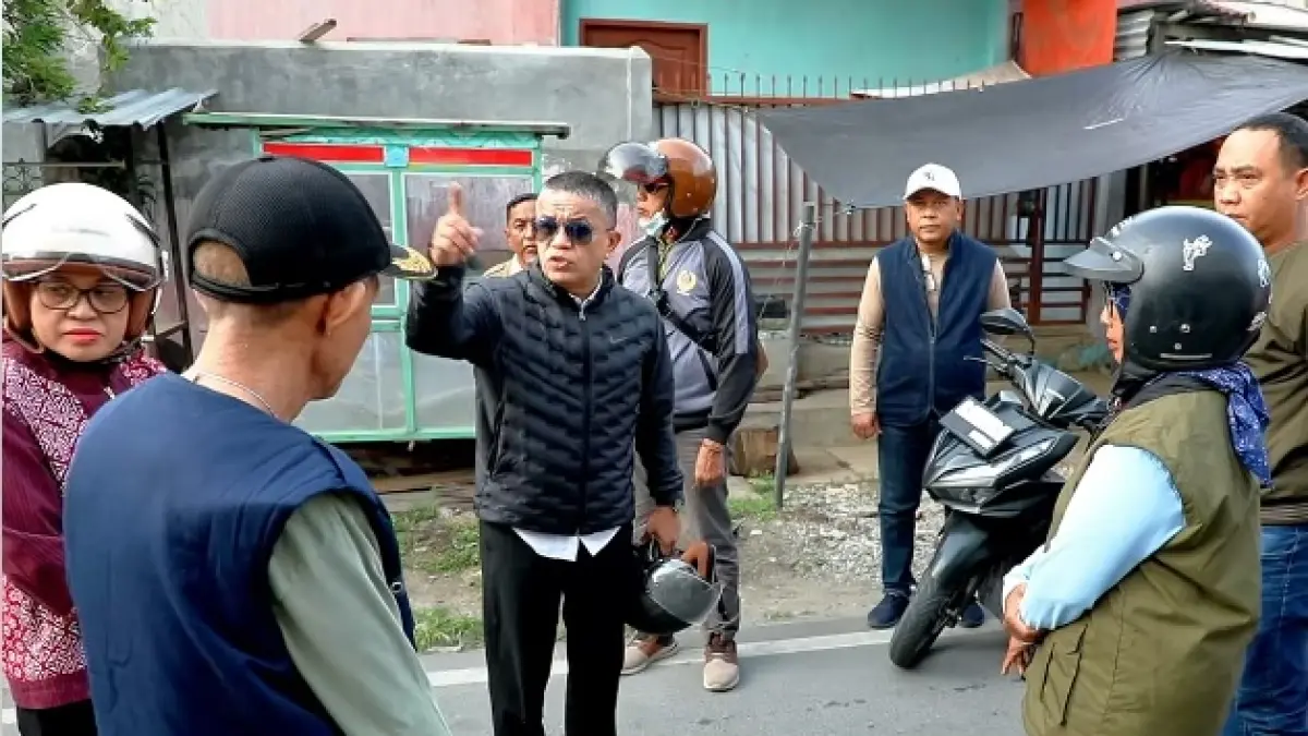 TINJAU KEBERSIHAN: Wali Kota Palu, Hadianto Rasyid saat turun mengecek kebersihan lingkungan. FOTO: REPRO VIDEO DISKOMINFOSANTIK KOTA PALU