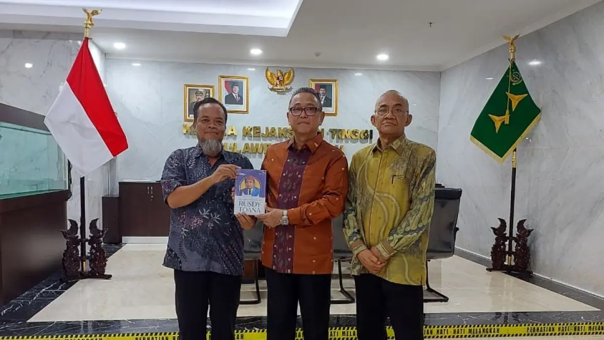 Usai terima cendera mata, Kajati Sulteng Nuzul Rahmat juga menerima buka sosok Rusdy Toana. Buku diserahkan sekretaris PWI Temu Sutrisno didampingi Ketua PWI Tri Putra Toana.