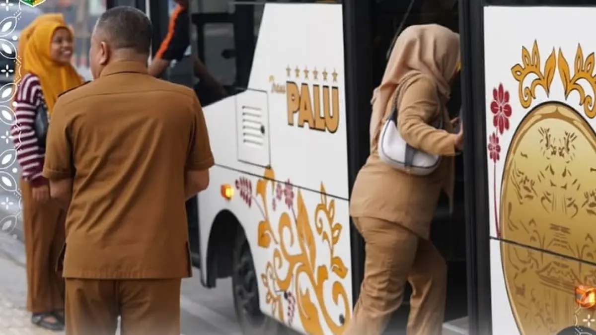 Wali Kota Palu, Hadianto Rasyid, turun langsung memantau pelaksanaan hari pertama kebijakan ASN naik transportasi publik ke kantor, Senin (13/4/2026).(Instagram/@palu.kota)