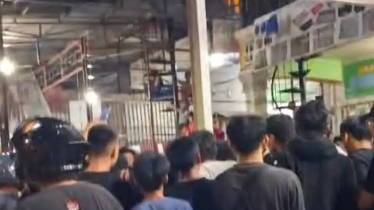 Warga tampak berkerumun di lokasi kejadian saat mengamankan terduga pelaku pencurian di kawasan Pasar Masomba, Palu, Sabtu (11/4/2026) malam. 